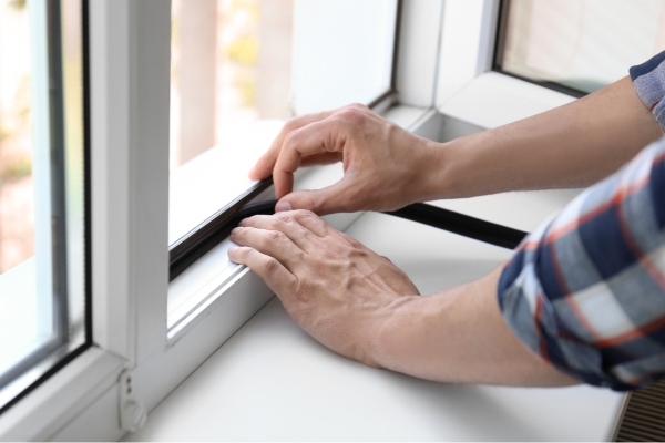 Доступные и простые способы, позволяющие дешево утеплить окна