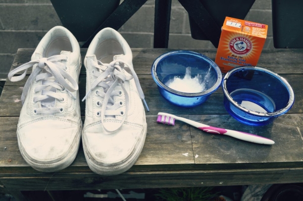 Народные методы, чтобы быстро отбелить кроссовки и другую белую обувь