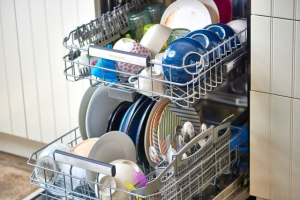 Домашняя экономия: как сделать средство для мытья посуды и посудомоечной машины дома своими руками