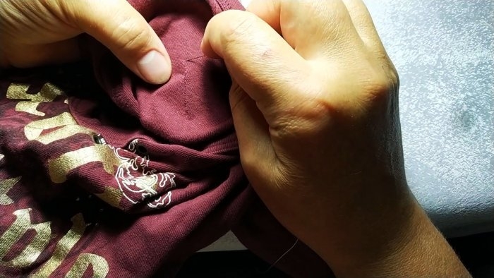 Как незаметно и аккуратно зашить дырку в одежде