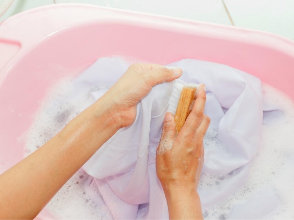 Домашние средства помогут полностью отстирать следы от дезодоранта и пота в области подмышек