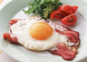 Яичница как в ресторане: учимся правильно жарить яйца на сковородке