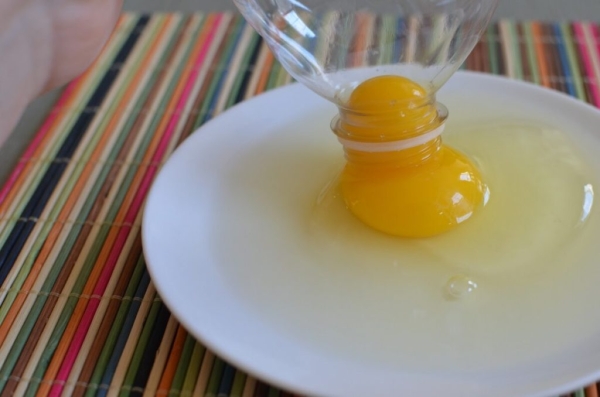 8 простых способов, как быстро отделить белок от желтка в курином яйце