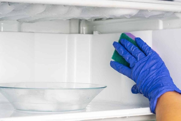 Что нужно делать, чтобы быстро растопить лёд в морозилке и помыть ее