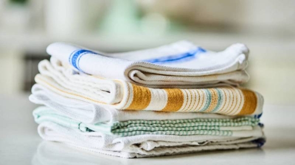 Чистые и свежие: как отстирать кухонные полотенца до состояния новых