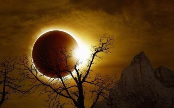 Какие даты конца 2022 года считаются самыми опасными, когда ожидаются лунное и солнечное затмения