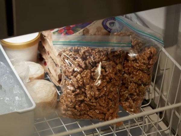 Запастись на весь год: можно ли хранить в холодильнике грецкие орехи