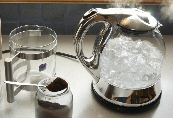 Неприятный вкус воды и отложение солей: когда нужно чистить чайник и как это сделать