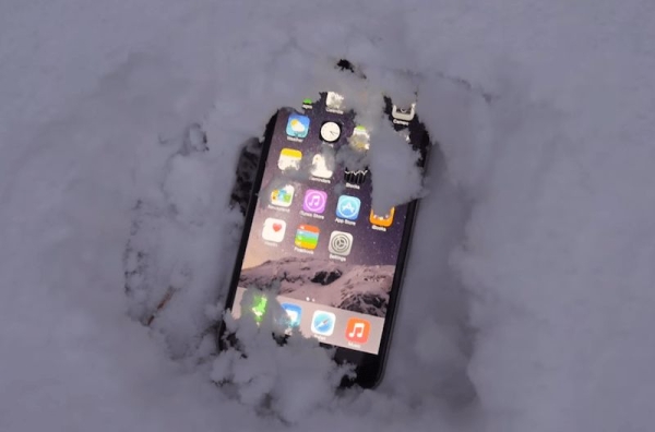 Полезные советы помогут спасти смартфон, который упал в снег
