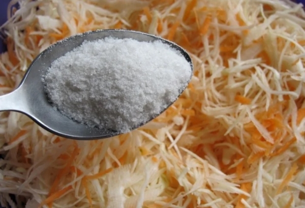 Сколько соли необходимо для квашения капусты: пропорция на 1 кг овощей и на 3-литровую банку