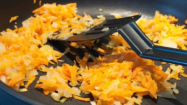 Раскрыт секрет, который поможет сделать зажарку из лука и моркови еще вкуснее