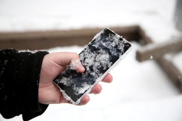 Полезные советы помогут спасти смартфон, который упал в снег