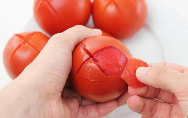 Пять способов очистить помидоры от кожуры за пару минут