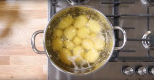 Как сделать так, чтобы картофель не сильно разваривался: зачем добавлять уксус во время варки