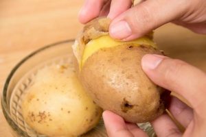 5 способов, которые помогут быстро почистить много картошки