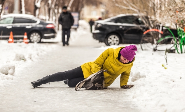 Как обезопасить себя при падении на лед: советы, которые помогут избежать серьезных травм