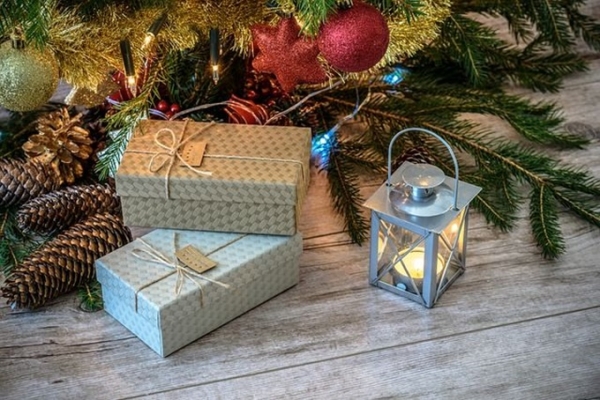 Новогодние лайфхаки: как незаметно для детей положить подарки под елку