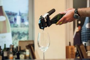 Какие способы помогут сохранить вкус и аромат вина в начатой бутылке
