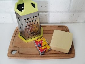 Быстро и удобно: как натереть плавленый сыр, чтобы он не остался на терке
