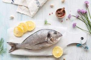 Как избавиться от неприятного рыбного запаха на руках, полотенцах и кухонной утвари