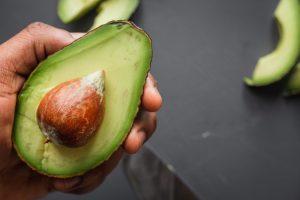 Чтобы разрезанный фрукт не темнел: как правильно хранить авокадо