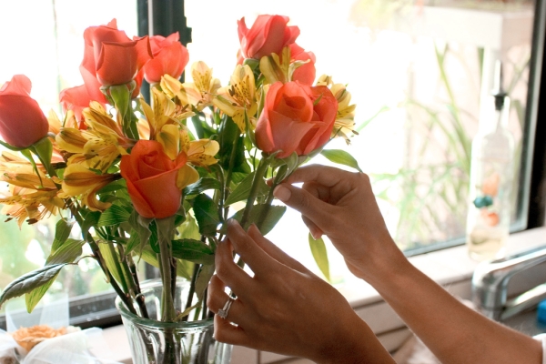 Зачем нужно поить розы водкой, и как продлить жизнь букету цветов