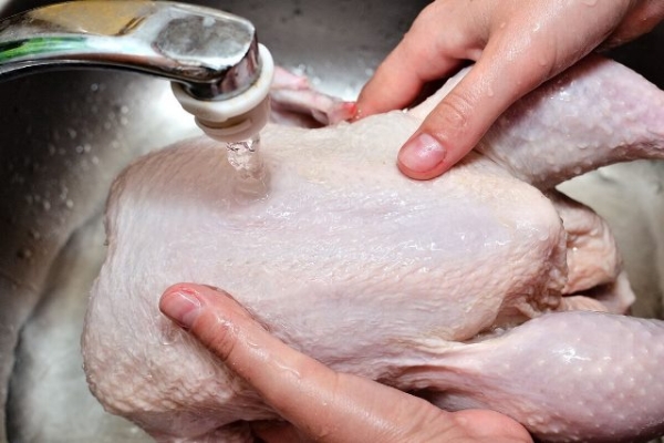 Можно ли убрать неприятный запах, если мясо курицы задохнулось в целлофане
