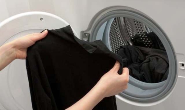 Как правильно стирать и сушить черные вещи, чтобы они сохранили первоначальный вид