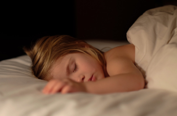 Как научить ребенка спать в полной темноте и почему сон при ночнике вреден для организма