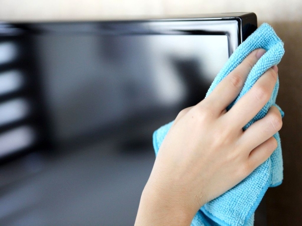 Как не повредить экран телевизора во время уборки и чем его можно протирать