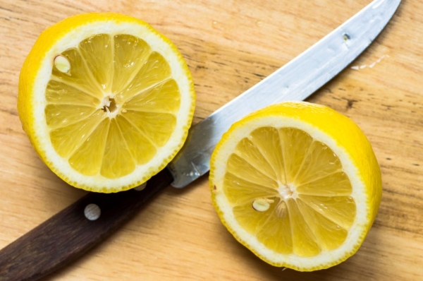 Незаменимый помощник на кухне: зачем лимон кладут в микроволновку