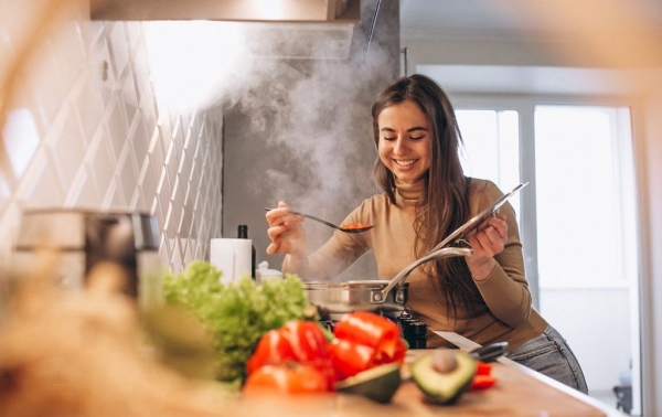 Устраняем неприятный запах от приготовления еды на кухне: как это сделать легко и быстро