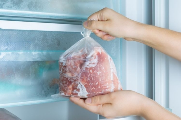 Два способа разморозить мясо за 10 минут без использования микроволновки и кипятка