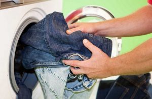 Скорая помощь для джинсов: что делать, если любимые брюки сели после стирки, как их можно растянуть
