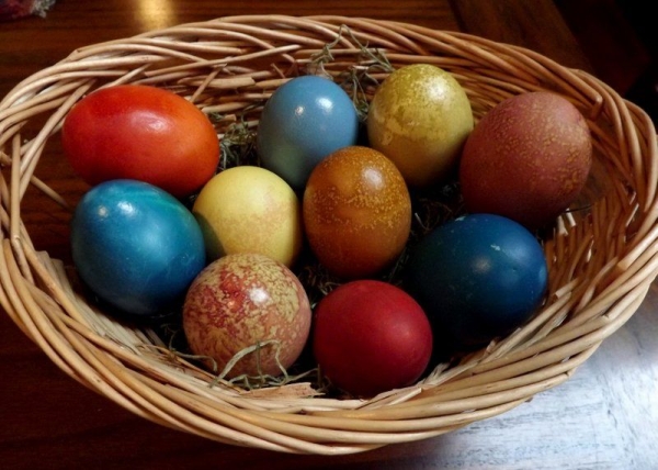 Белые или коричневые: какие яйца лучше выбрать для окрашивания на Пасху