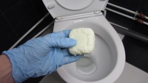 Как почистить унитаз без специальных средств и ершика: делаем самодельные бомбочки для туалета