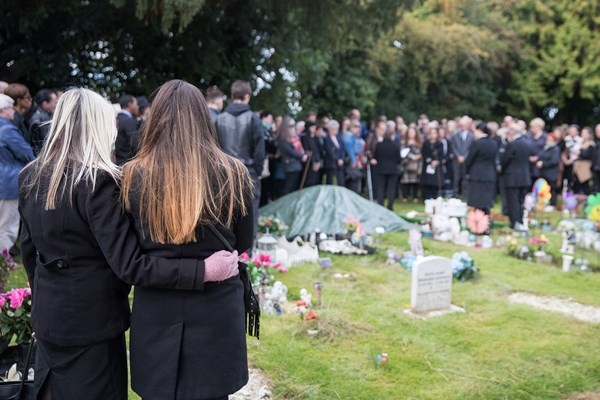 Прощание с усопшим: почему целуют покойника в гробу, значение ритуала и как его трактует религия