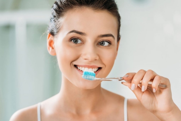 Прочь досадные ошибки: как правильно чистить зубы и зачем менять щетку после простуды