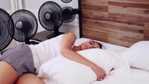 Советы на лето: как спать в жару без кондиционера