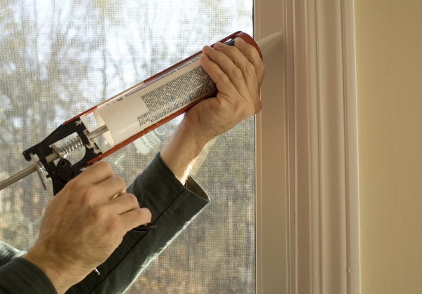 Доступные и простые способы, позволяющие дешево утеплить окна